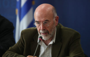 Ο καθηγητής Αντώνης Λιάκος ανοίγει μια δύσκολη συζήτηση: Η Ελλάδα χρειάζεται ένα εκατομμύριο μετανάστες- πρόσφυγες