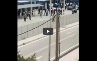 Νέο βίντεο αστυνομικής βίας κατά την αποχώρηση των ΜΑΤ από τα Μεστά στη Χίο (vid)