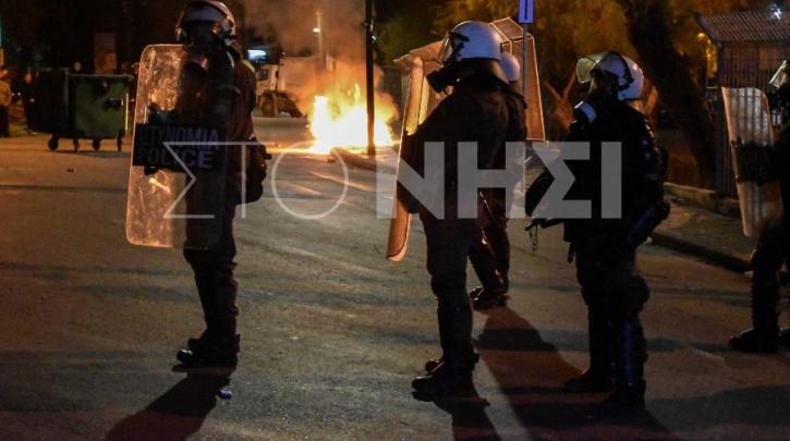 “Υπό κατάληψη” η Μυτιλήνη- Η “απόβαση” των ΜΑΤ και οι ολονύχτιες συγκρούσεις (εικόνες -vid)
