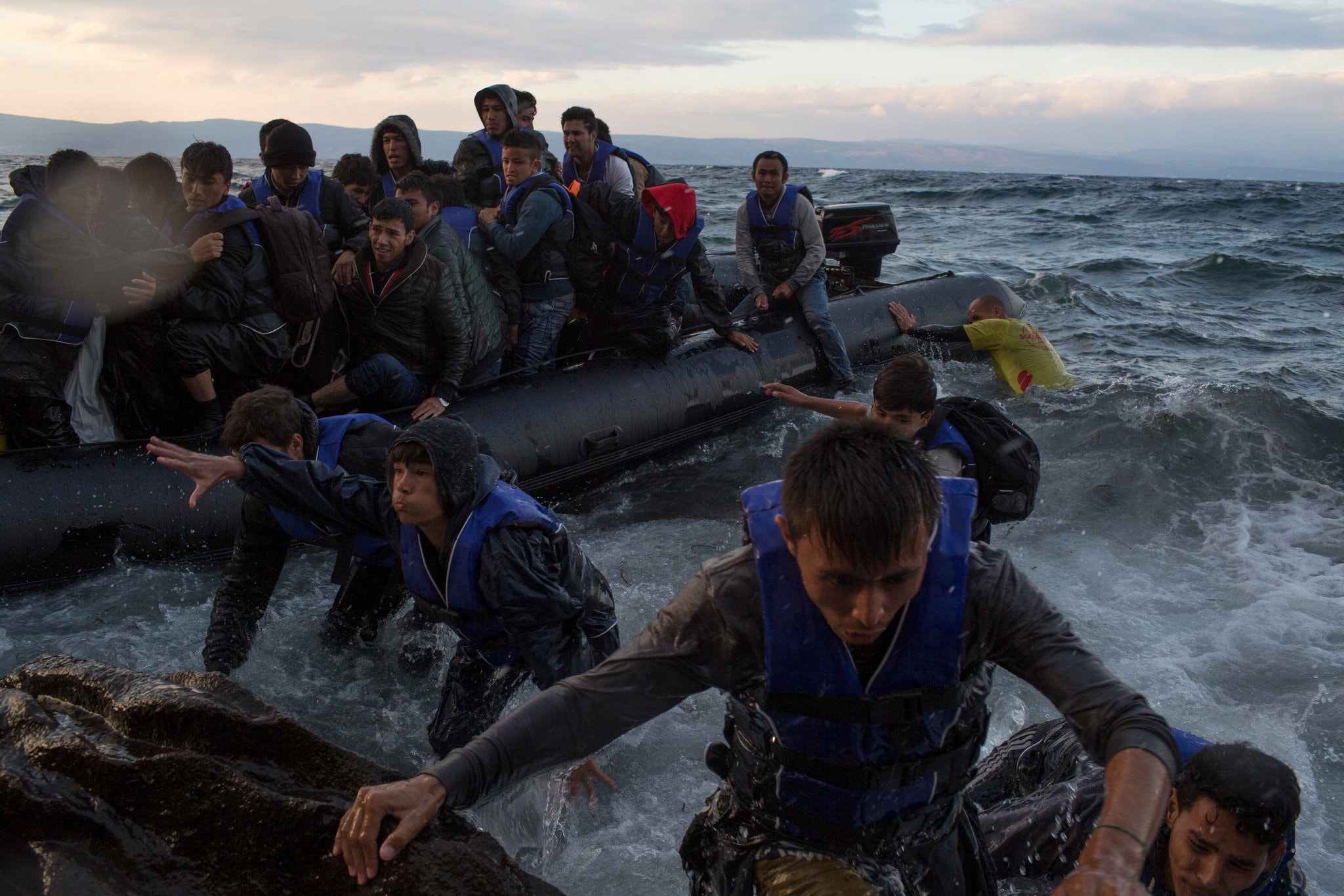 N.Y Times: Ένα πλωτό φράγμα που αποκαλείται ντροπή, η απάντηση της Ελλάδας στους μετανάστες