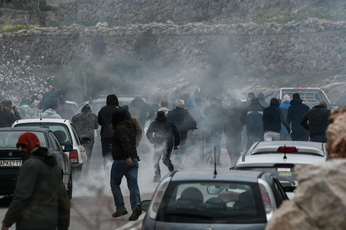 Μεστά Χίου: ΜΑΤ με… πολιτικά πριν μπαρκάρουν, χτύπησαν ανελέητα πολίτες, έσπασαν αυτοκίνητα! (εικόνες)