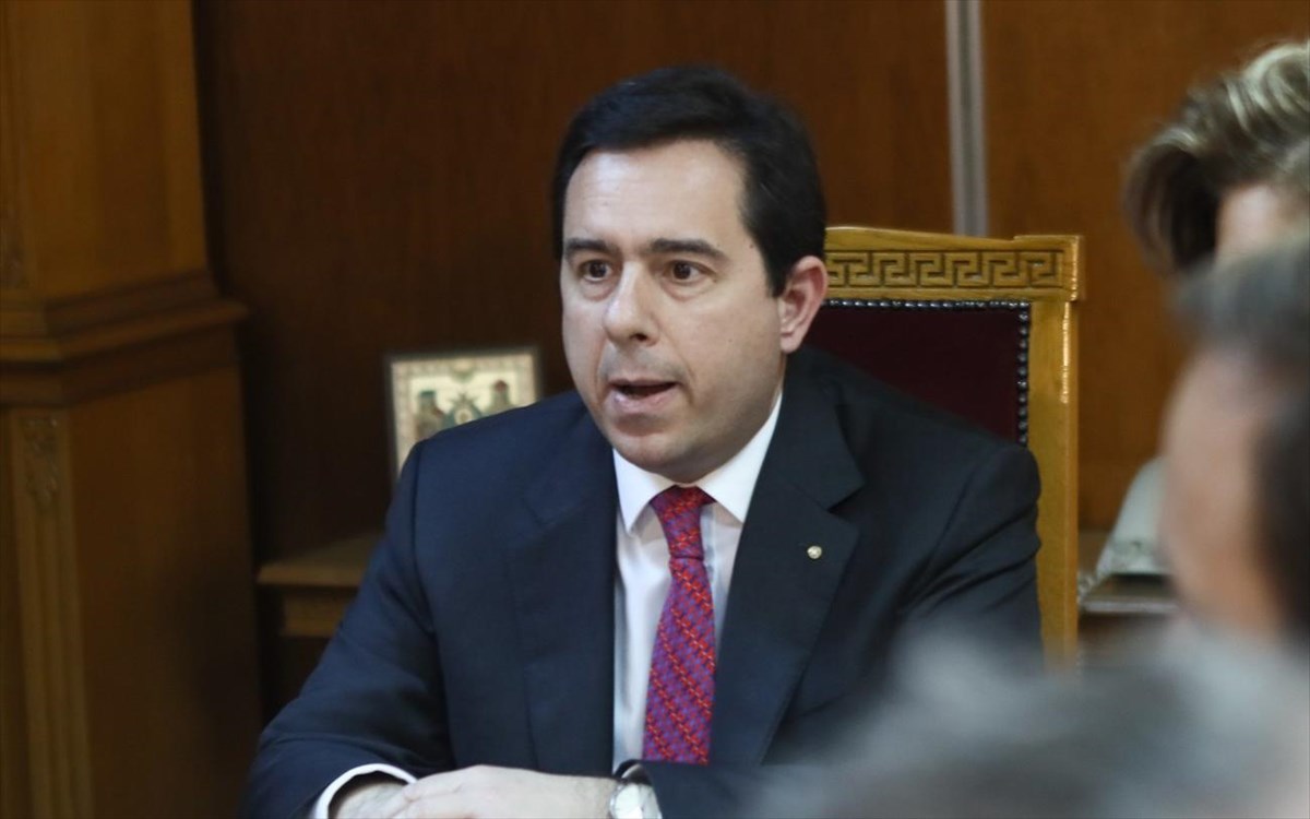 Ελιγμός Μηταράκη: “Παγώνει” για μια εβδομάδα τις επιτάξεις λόγω αντιδράσεων