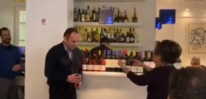 Ο Γιάννης Πλακιωτάκης τραγουδάει τον “Eπιπόλαιο” στο πάρτι της Χριστίνας Κοραή (vid)