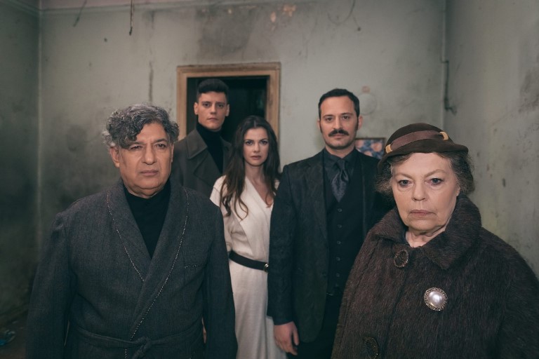 “Ο δρόμος περνά από μέσα” του Ιάκωβου Καμπανέλλη στο Θέατρο Μικρό Χορν σε σκηνοθεσία Χρήστου Σουγάρη