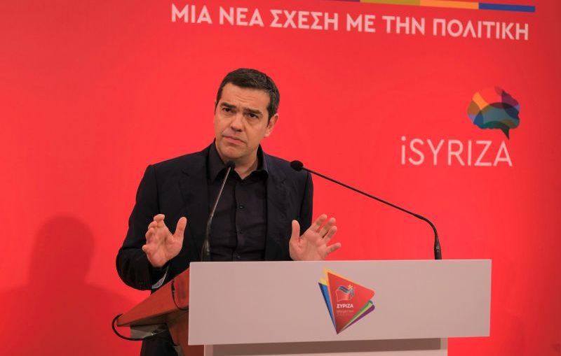 Ο Τσίπρας και οι…συνιστώσες: Πρωτοβουλίες για τη διεύρυνση και “κίτρινες κάρτες” στους διαφωνούντες