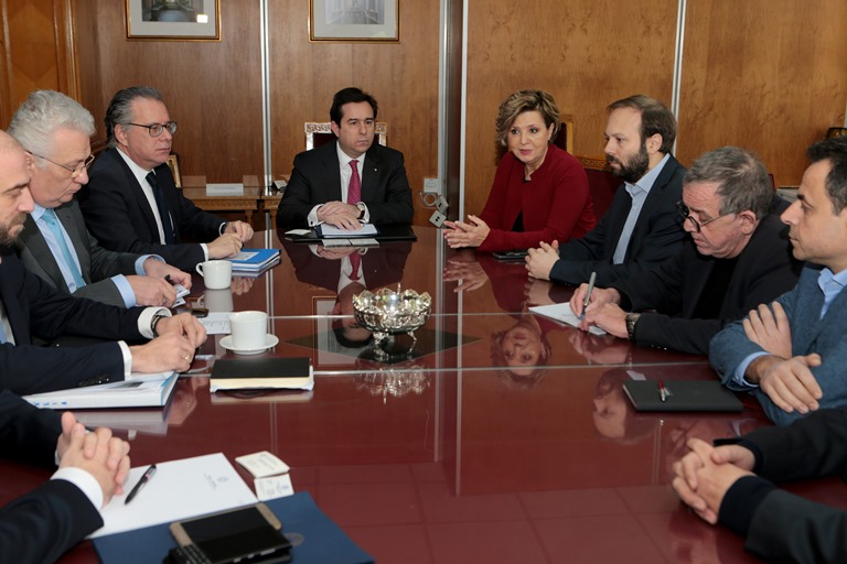 Συνάντηση της κυβέρνησης με αντιπροσωπεία του ΣΥΡΙΖΑ για το προσφυγικό