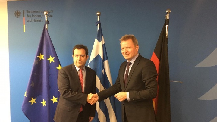 Μηταράκης: Δεν μπορεί πέντε νησιά να σηκώνουν το βάρος της ευρωπαϊκής μεταναστευτικής κρίσης- Υποσχέσεις Τάϊχμαν για στήριξη των νέων δομών