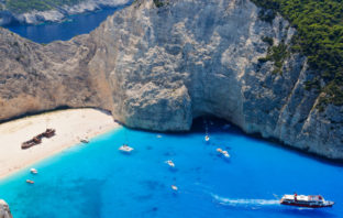 “Διόρθωσε” το γερμανικό πρακτορείο τη διαφήμιση που εμφάνιζε την παραλία Ναυάγιο της Ζακύνθου να ανήκει στην…Τουρκία