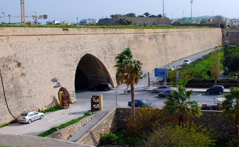 Νεαρό κορίτσι έπεσε από τα Ενετικά Τείχη Ηρακλείου