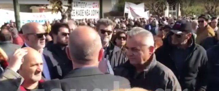 Η στιγμή που οι νησιώτες διώχνουν τους χρυσαυγίτες στη διαμαρτυρία έξω από το Υπ. Εσωτερικών (vid)