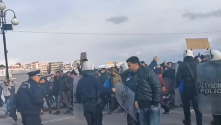Μόρια: Ζητούν άσυλο, εισπράττουν χημικά – Πώς ξεκίνησε η ένταση στη διαδήλωση (vid)