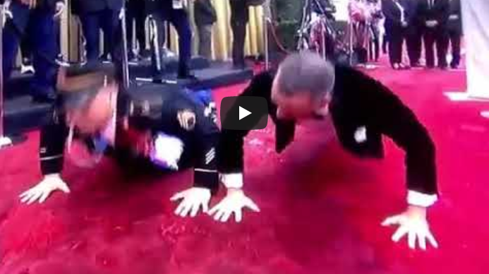 Όσκαρ: Ο Τόμ Χανκς κάνει push – ups στο κόκκινο χαλί και γίνεται viral (vid)