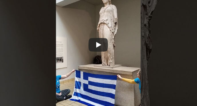 Βρετανικό μουσείο: Έλληνες μαθητές μοιρολογούν μπροστά στην Καρυάτιδα (vid)