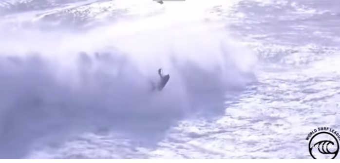 Τεράστιο κύμα χτυπά διάσημο σέρφερ ο οποίος ανασύρεται αναίσθητος (vid)