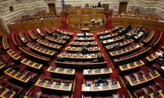 Μηταράκης: 28 κρούσματα κοροναϊού σε δομές μεταναστών