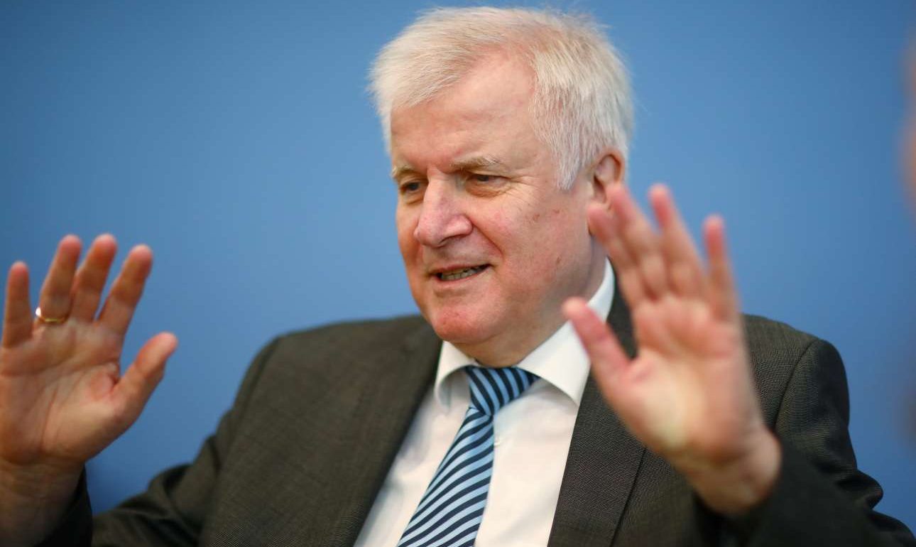 Ζεεχόφερ: Στηρίζουμε την Ελλάδα αλλά δεν συζητάμε για κατανομή προσφύγων στη Γερμανία ή άλλες χώρες