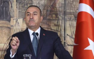 Τσαβούσογλου: Τα σύνορα άνοιξαν, η ΕΕ να δείξει σεβασμό στα ανθρώπινα δικαιώματα