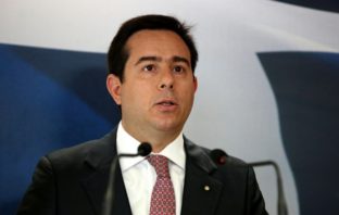 Μηταράκης: Τέλος τα επιδόματα σε όσους πρόσφυγες παίρνουν άσυλο