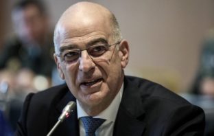 Δένδιας για τις εξελίξεις στον Έβρο: Η εργαλειοποίηση των ανθρώπων υπονομεύει τις αξίες του ΝΑΤΟ
