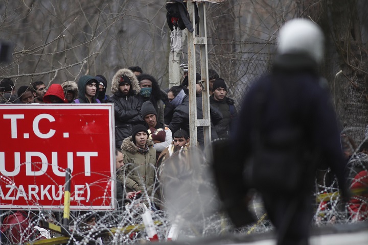 Ερντογάν: Οι Έλληνες στρατιώτες σκότωσαν δύο μετανάστες στον Έβρο – Διαψεύδει με tweet ο Στ. Πέτσας