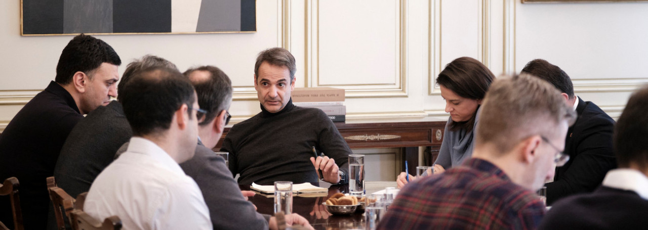 Σύσκεψη στο Μαξίμου: Δεν κλείνουν (ακόμα) σχολεία, θέατρα, κινηματογράφοι σε όλη τη χώρα- Συνεννόηση με την Εκκλησία για συστάσεις σε πιστούς