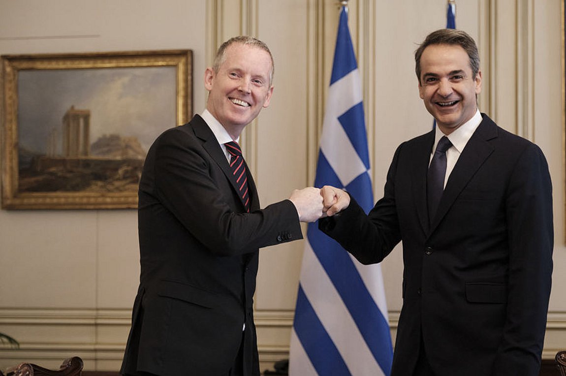 Ο Μητσοτάκης χαιρέτισε τον ΜακΝτάουελ με…γροθιές και αγκώνες λόγω κοροναϊού! (εικόνες)