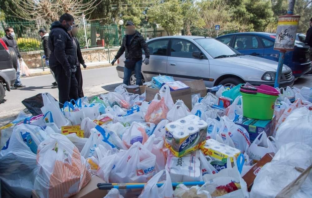 Ο «Ρουβίκωνας» παρέδωσε τρόφιμα και είδη πρώτης ανάγκης στο Γηροκομείο