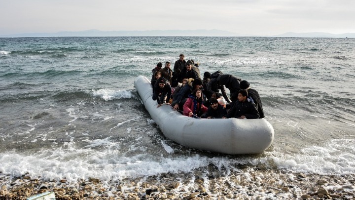 Κάτοικοι της Λέσβου εμπόδισαν πρόσφυγες και μετανάστες να αποβιβαστούν και τους προηλάκισαν