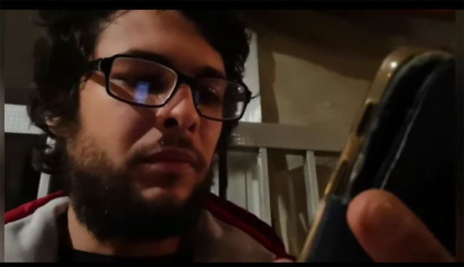 Viral το βίντεο νεαρού YouTuber που τηλεφωνεί στον ΕΟΔΥ και του λένε πως είναι ασφαλής από τον κοροναϊό η Θεία Κοινωνία
