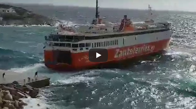 Μάχη του “Αδαμάντιος Κοραής” με τα κύματα στο λιμάνι της Σικίνου (vid)