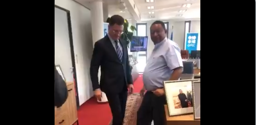 Νέα ήθη φέρνει ο κοροναϊός: Ποδαψία αντί… χειραψίας (vid)