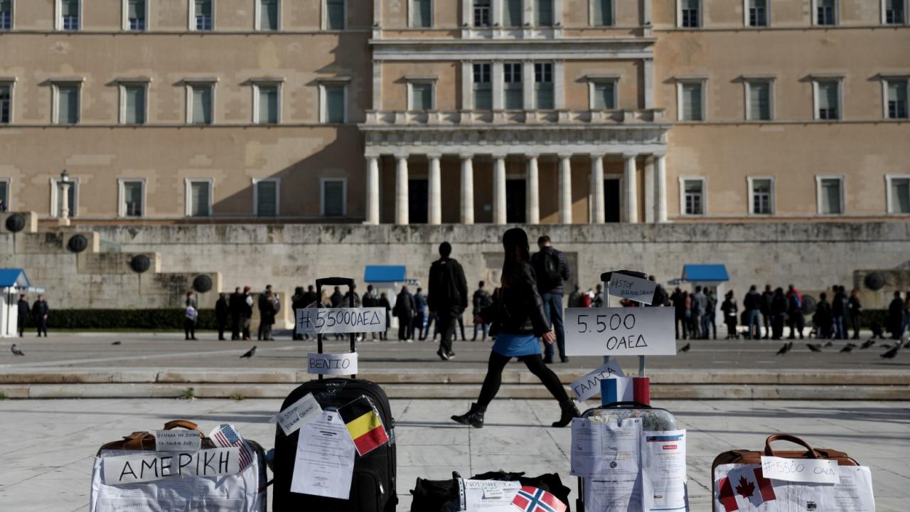 Πυρ ομαδόν στην κυβέρνηση για τους μακροχρόνια άνεργους – Απάντηση Πέτσα και “λάδι στη φωτιά” από Γεωργιάδη (vid)