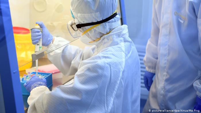 DW: Μήπως ο κοροναϊός διέφυγε κατά λάθος από κάποιο εργαστήριο;