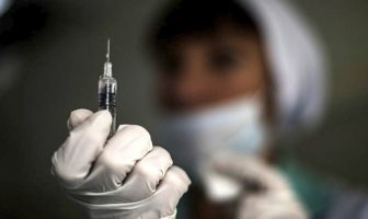 Γ. Παυλάκης: Μην περιμένουμε εμβόλια αυτό τον χειμώνα. Ο χειμώνας θα βγει με μέτρα δημόσιας υγείας