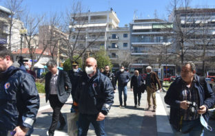 Έντονη αντιπαράθεση Χαρδαλιά με Ρομά κατά την επίσκεψη κλιμακίου στο συνοικισμό της Λάρισας (vid)