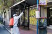 Συνεργεία του Δήμου απολυμαίνουν τις στάσεις