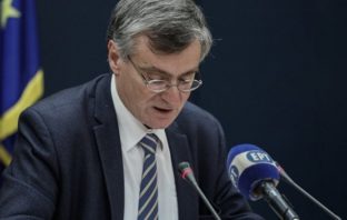 Ο Τσιόδρας απαντά στον Τραμπ: Δεν συμμεριζόμαστε τις θεωρίες συνωμοσίας
