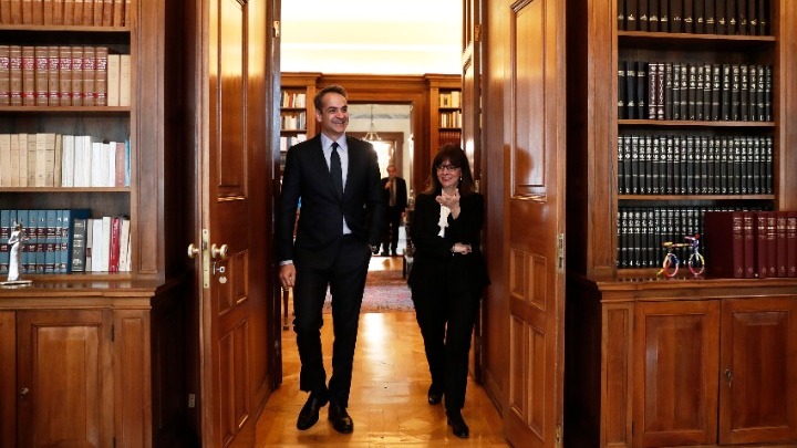 Σήμερα η ενημέρωση της ΠτΔ από τον πρωθυπουργό μέσω τηλεδιάσκεψης