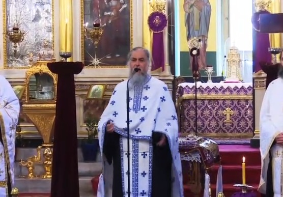 Ιερέας πλέκει το εγκώμιο του Αλαβάνου και “καταριέται” Ιεραρχία και κυβέρνηση που έκλεισαν τις εκκλησίες (vid)