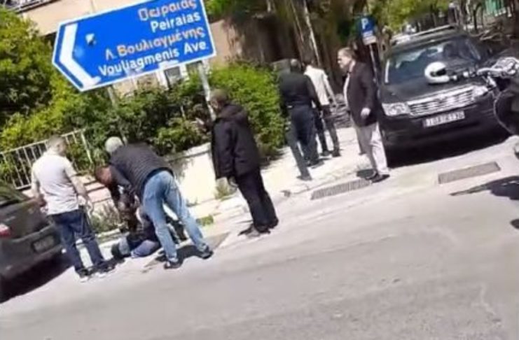 Η “Αυγή” κατονομάζει τον Γρηγόρη Δημητριάδη ως τον “επίσημο” στο επεισόδιο με την επίθεση αστυνομικού σε πολίτη