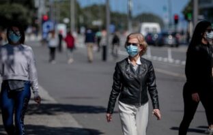 Ο κόσμος απέχει ακόμη πολύ από τη συλλογική ανοσία έναντι του κοροναϊού