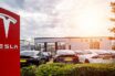 Η Tesla κατεβάζει τις τιμές στα ηλεκτρικά αυτοκίνητα στα επίπεδα των βενζινοκίνητων