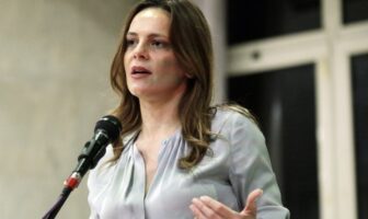 Έφη Αχτσιόγλου: Fake προστασία της πρώτης κατοικίας από τη Ν.Δ