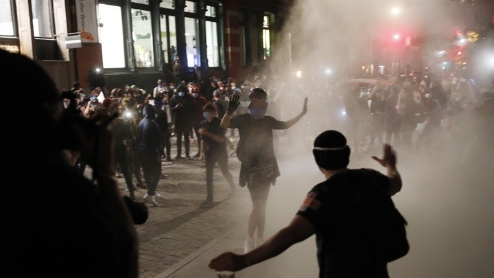 Δολοφονία Φλόιντ: Τα επεισόδια έφθασαν το Λευκό Οίκο – NYT: Μετέφεραν τον Τραμπ&hellip;