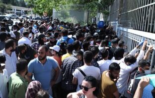 Τεράστια ουρά έξω από την Υπηρεσία Ασύλου