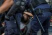Ερωτηματικά για βίντεο που δείχνει αστυνομικούς να «φορτώνουν» ενοχοποιητικά στοιχεία σε διαδηλωτή
