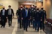 Πρώτη φορά, ο Τραμπ φορά δημόσια προστατευτική μάσκα
