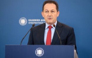 Live Η ενημέρωση των πολιτικών συντακτών από τον Κυβερνητικό Εκπρόσωπo