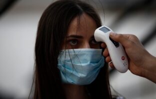 Διευκρινίσεις για τη διαχείριση επιβεβαιωμένων κρουσμάτων μεταξύ τουριστών