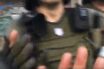 Σύνταγμα: Αστυνομικοί τραμπουκίζουν δημοσιογράφο (Video)